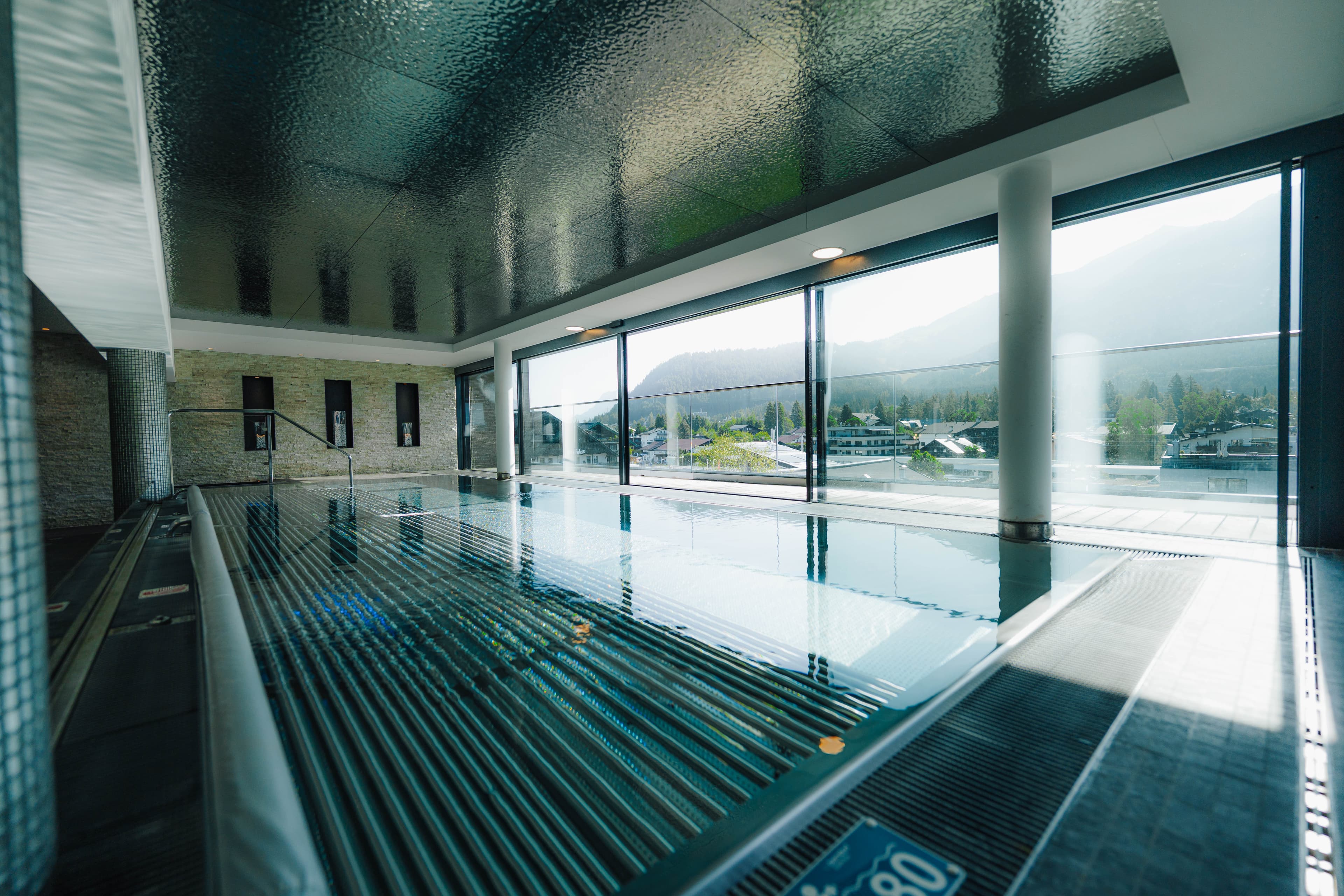 Genuss-Pool mit Panoramafenster